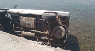 Denize düşen minibüsten yaralı çıktı