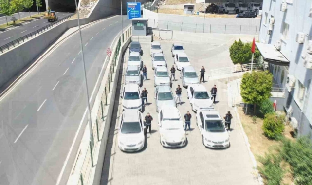 Depremde zarar gören otomobillere change işlemi yapan 9 şüpheli yakalandı