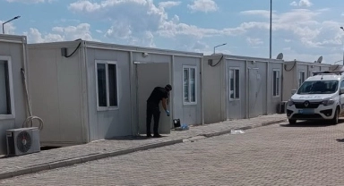 Depremzedenin kaldığı konteyner soyuldu