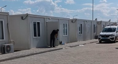 Depremzedenin kaldığı konteyner soyuldu