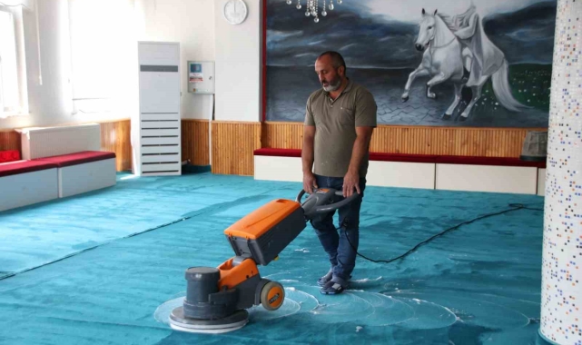 Derince'de ibadethaneler temizleniyor