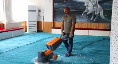 Derince'de ibadethaneler temizleniyor