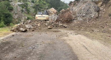 Devasa kayalar yolu ulaşıma kapattı