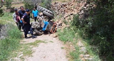 Devrilen traktörün altında kalan sürücü hayatını kaybetti