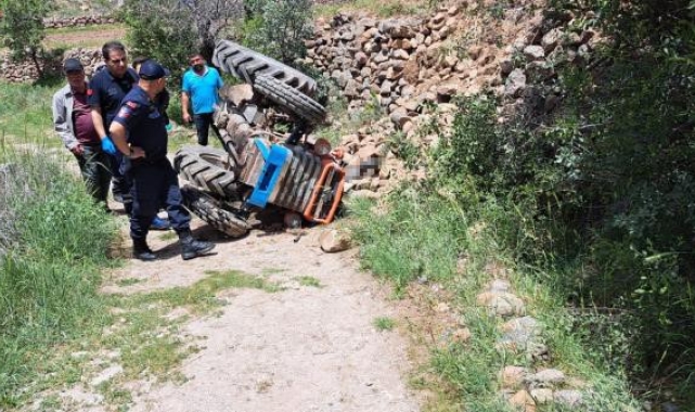 Devrilen traktörün altında kalan sürücü hayatını kaybetti