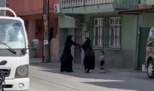 Dilenci kadınların terlikli, çantalı 'yer' kavgası kamerada