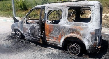 Din görevlisi alev alan araçtan son anda kurtuldu