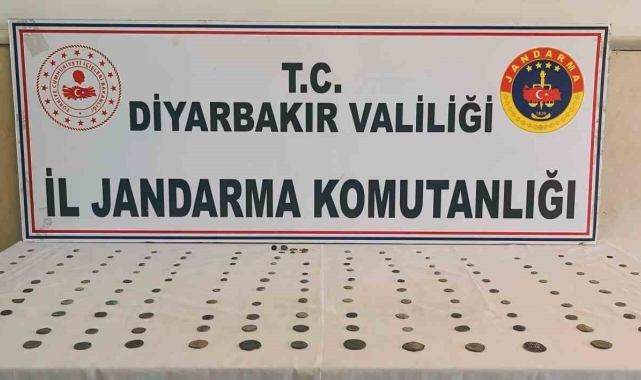 Diyarbakır'da 150 adet sikke ve obje satmaya çalışan 2 şüpheli yakalandı