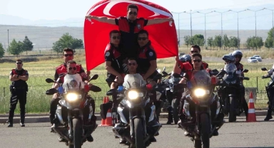 Diyarbakır'da eğitimini tamamlayan Motosikletli Yunus Timi gösteri yaptı