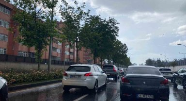 Diyarbakır'da sağanak yağış etkili oldu