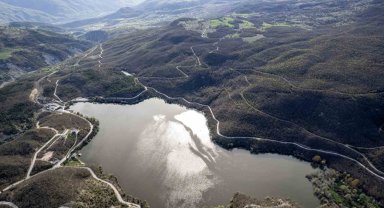 Doğanın incisi Zinav Gölü, ziyaretçilerini cezbediyor