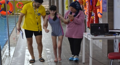 Doktor tavsiyesiyle yüzmeye başlayan serebral palsili Gamze artık adım atabiliyor