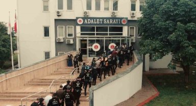 Dolaptan çıkan göçmen kaçakçılarının 21'i tutuklandı