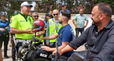 Dörtyol'da motosiklet sürücülerine kask dağıtıldı