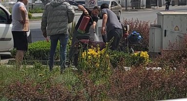 Duman çıkaran elektrikli bisiklete esnaf müdahale etti