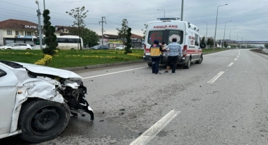 Düzce'de 2 otomobilin çarpıştığı kazada 3 kişi yaralandı