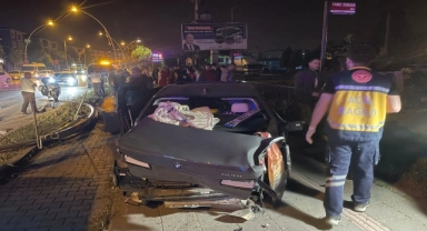 Düzce'de aydınlatma direğine çarpan otomobildeki 2 kişi yaralandı