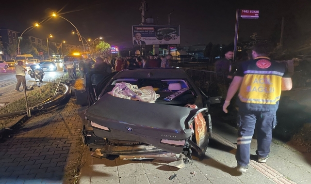 Düzce'de aydınlatma direğine çarpan otomobildeki 2 kişi yaralandı
