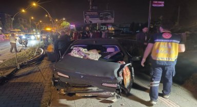 Düzce'de aydınlatma direğine çarpan otomobildeki 2 kişi yaralandı