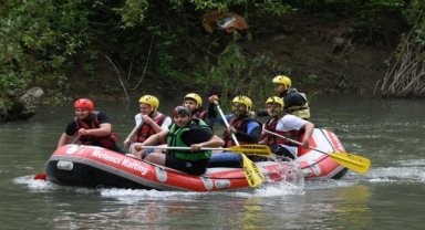 Düzce'de belediye çalışanları 1 Mayıs Emek ve Dayanışma Günü'nü rafting yaparak kutladı