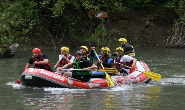 Düzce'de belediye çalışanları 1 Mayıs Emek ve Dayanışma Günü'nü rafting yaparak kutladı