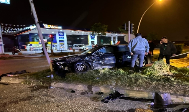 Düzce'de otomobille hafif ticari aracın karıştığı kazada 3 kişi yaralandı