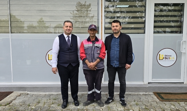 Düzce'de temizlik işçisi parkta bulduğu cep telefonunu sahibine ulaştırdı