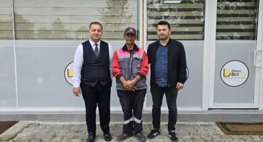 Düzce'de temizlik işçisi parkta bulduğu cep telefonunu sahibine ulaştırdı