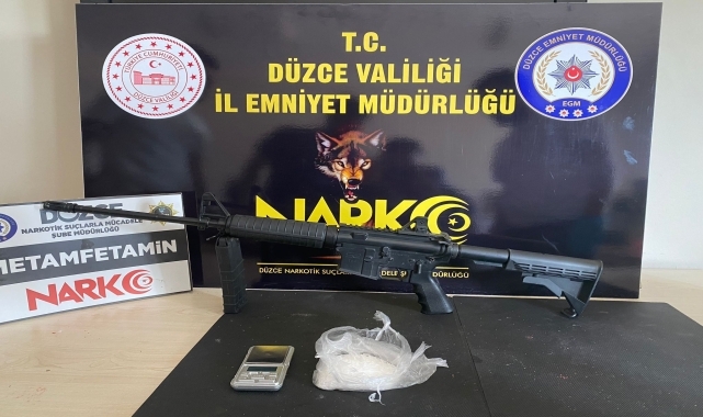 Düzce'de uyuşturucu operasyonunda yakalanan 2 zanlı tutuklandı