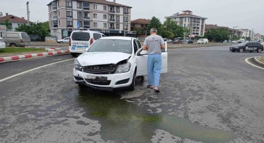 Düzce'de kaza sonrası refüje çıkan otomobil ağaca çarptı: 2 yaralı
