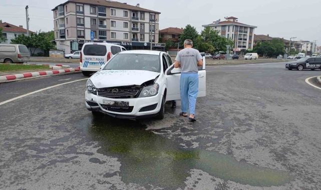 Düzce'de kaza sonrası refüje çıkan otomobil ağaca çarptı: 2 yaralı