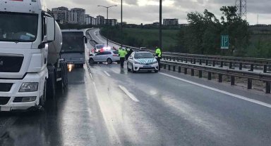 Edirne'de bariyerlere çarpan otomobilin sürücüsü yaralandı