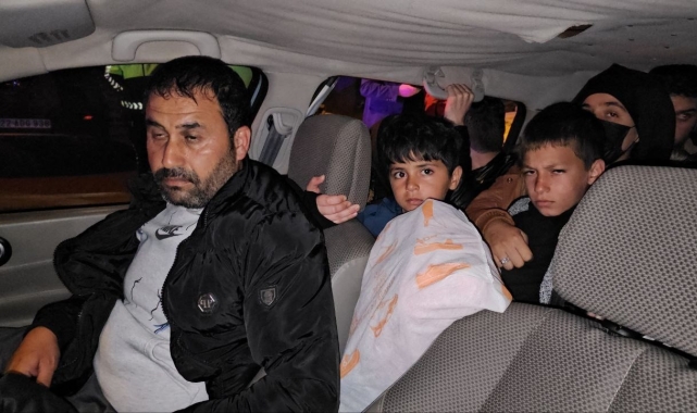 Edirne'de "dur" ihtarına uymayan otomobilin içinden 17 kişi çıktı