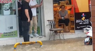 Edremit'te esnaf seli kahve içerek seyretti