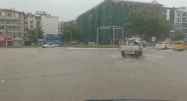 Edremit'te sağanak yağış yolları göle çevirdi