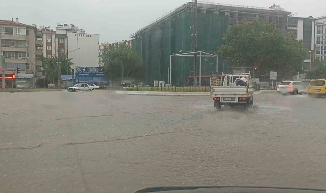 Edremit'te sağanak yağış yolları göle çevirdi