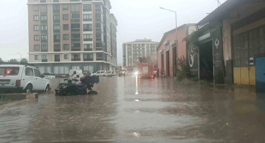 Edremit'te su basan yollarda mahsur kalanları itfaiye ekipleri kurtardı