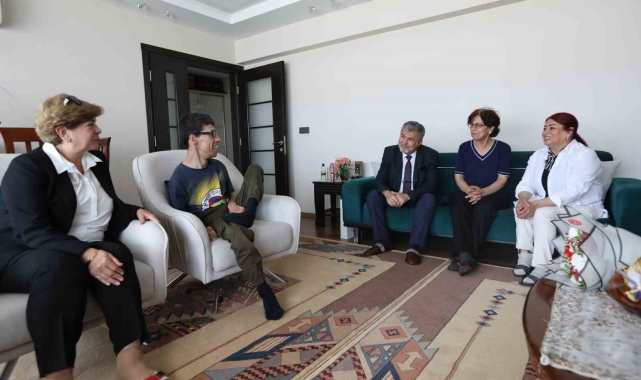 Efeler'den engelli annesini duygulandıran ziyaret