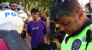 Ehliyetsiz ve aranması olan şahıs polisleri görünce panikledi