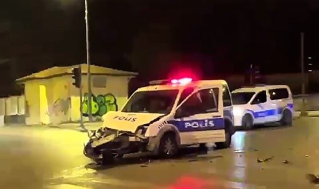 Ekip aracı ile otomobilin karıştığı kaza kameralara yansıdı