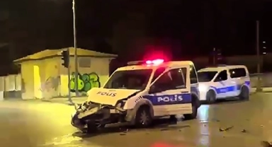 Ekip aracı ile otomobilin karıştığı kaza kameralara yansıdı