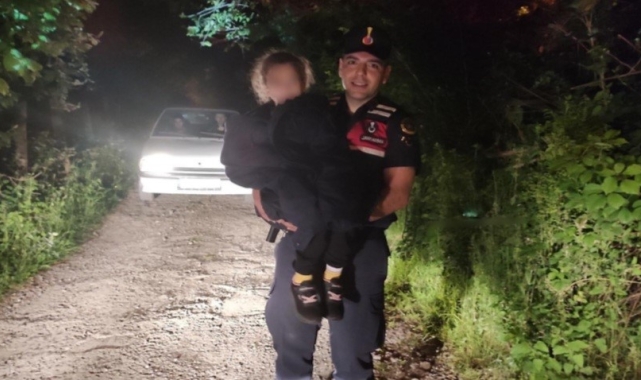 Ekipler kayıp çocuğu 4 kilometre uzakta uyurken buldu
