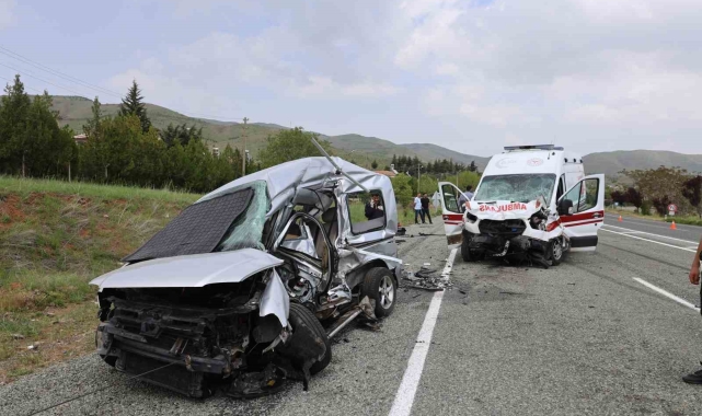 Elazığ'da feci kaza: Ambulans ile hafif ticari araç çarpıştı 2'si polis 6 yaralı