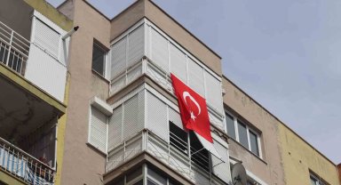 Eline ne geçirdiyse pencereden attı, mahalleli canını zor kurtardı