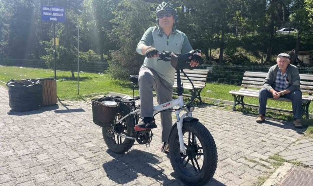 Emekli asker her gün yaklaşık 35 kilometre pedal çevirip onlarca cana ulaşıyor