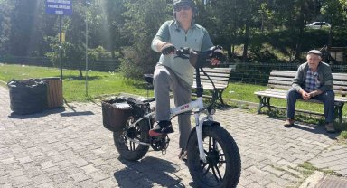 Emekli asker her gün yaklaşık 35 kilometre pedal çevirip onlarca cana ulaşıyor
