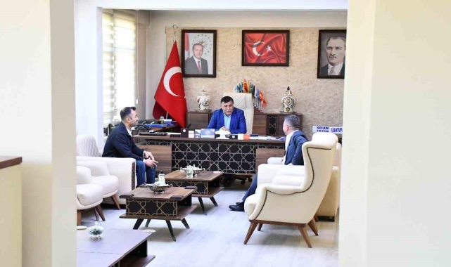 Emet Belediye Başkanı makam odasının kapısını söktürdü