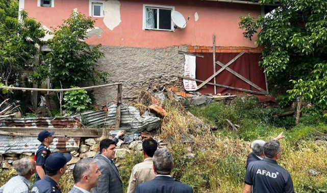 Emet'te heyelan nedeniyle yıkılması gereken binalar yerinde incelendi