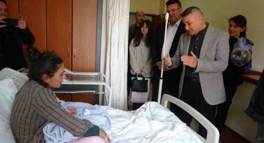 Emniyet müdüründen Anneler Günü'nde bebeklerine kavuşan çifte ziyaret