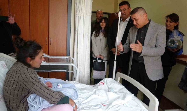 Emniyet müdüründen Anneler Günü'nde bebeklerine kavuşan çifte ziyaret